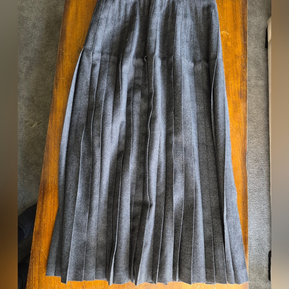 Chic Charcoal Pleated Skirt 100% PURE WOOL - Picture 2 of 7